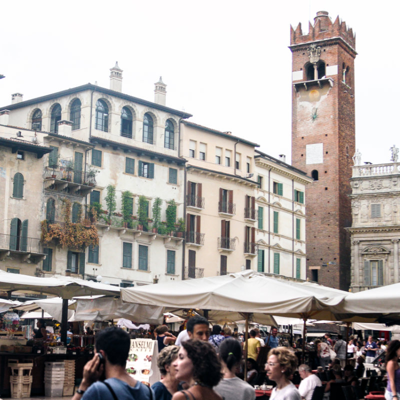 Portici e vie del centro storico dove si tengono i mercati settimanali