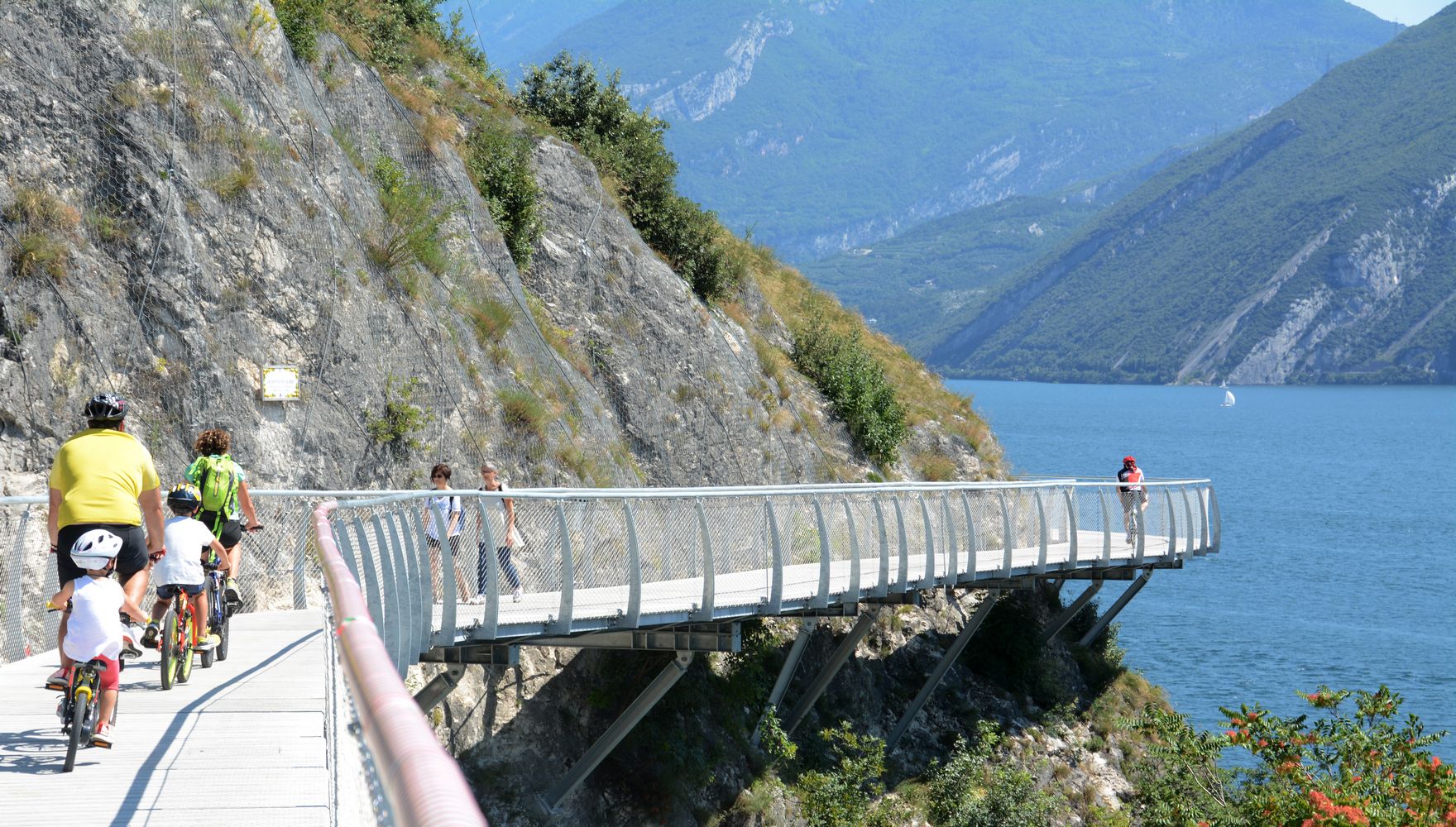 La ciclabile lungo l'acqua verso Borghetto