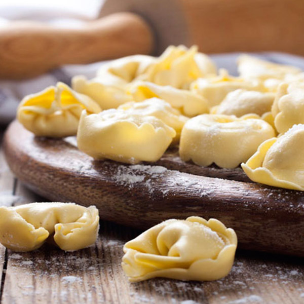 Gli agnolini mantovani serviti in brodo di carne