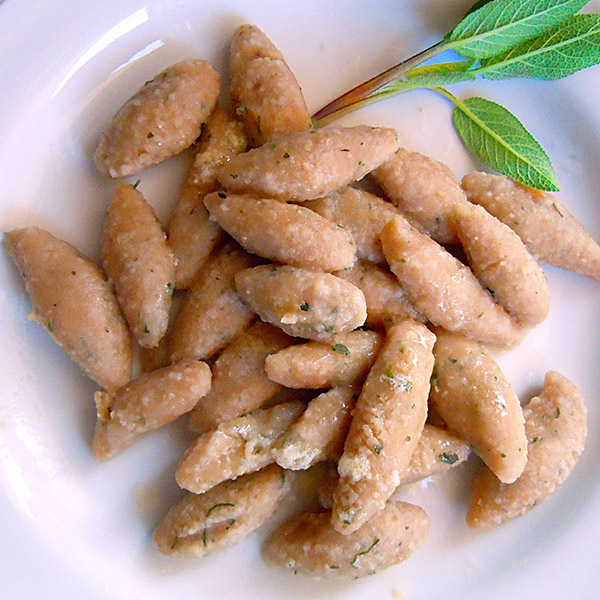 I capunsei, gli gnocchi di pane delle colline moreniche