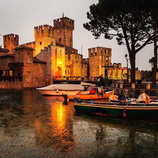 Il castello scaligero di Sirmione sul lago di Garda
