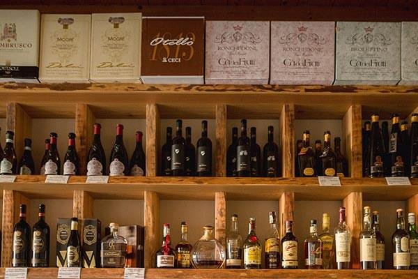 Bottiglie in esposizione nella cantina della Locanda
